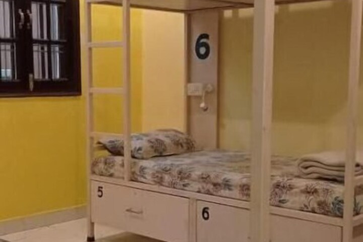 Room 6 of 25