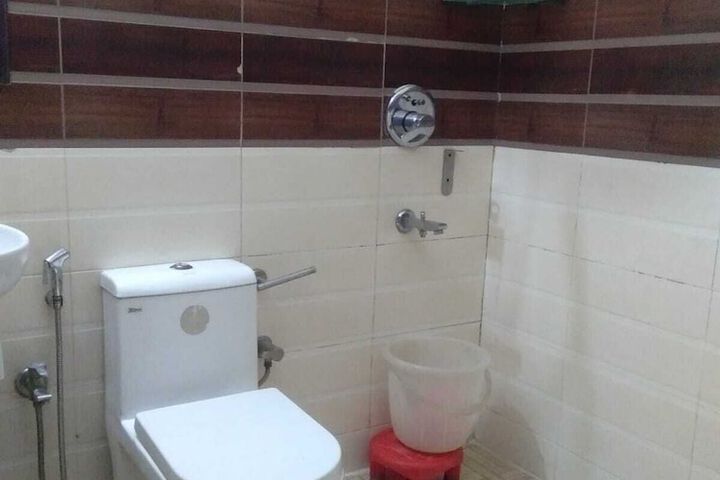 Room 4 of 7