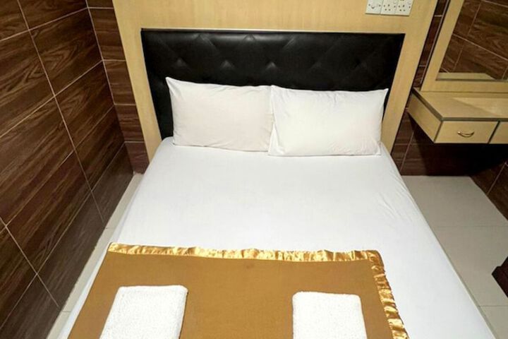 Room 13 of 25