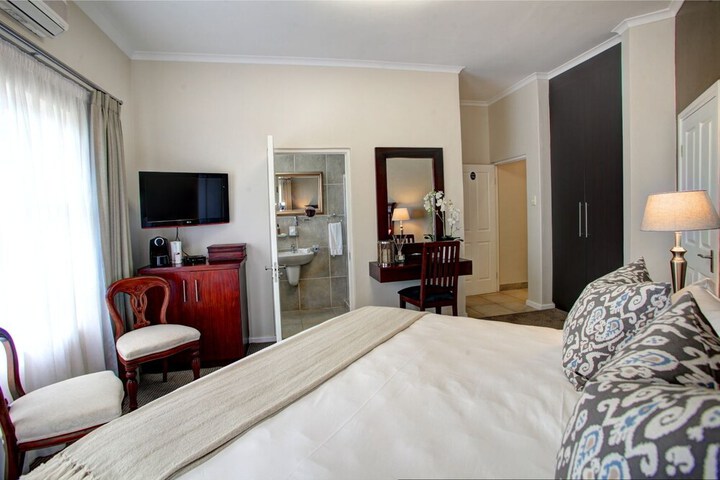 Room 9 of 100