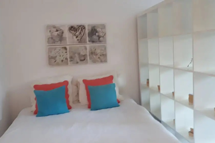 Room 6 of 18
