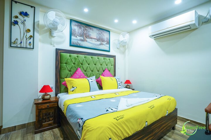 Room 4 of 18