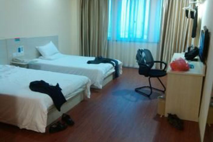 Room 9 of 34