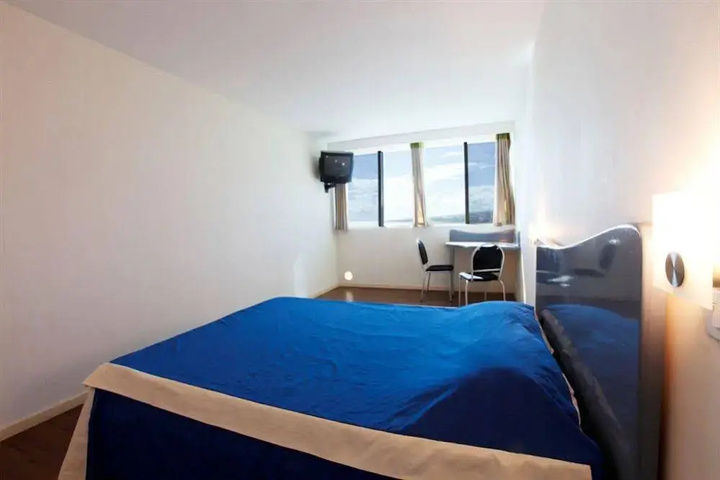 Room 2 of 14