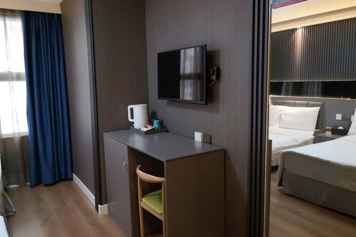 Room 12 of 19