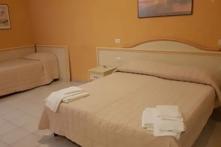 Room 5 of 16