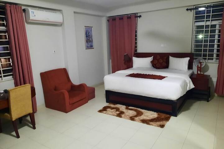 Room 6 of 12