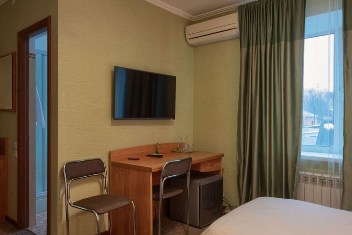 Room 5 of 93