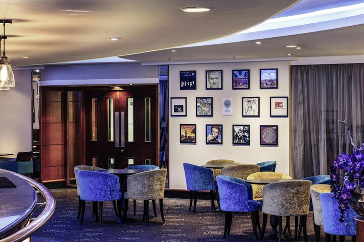 Lounge 37 of 64