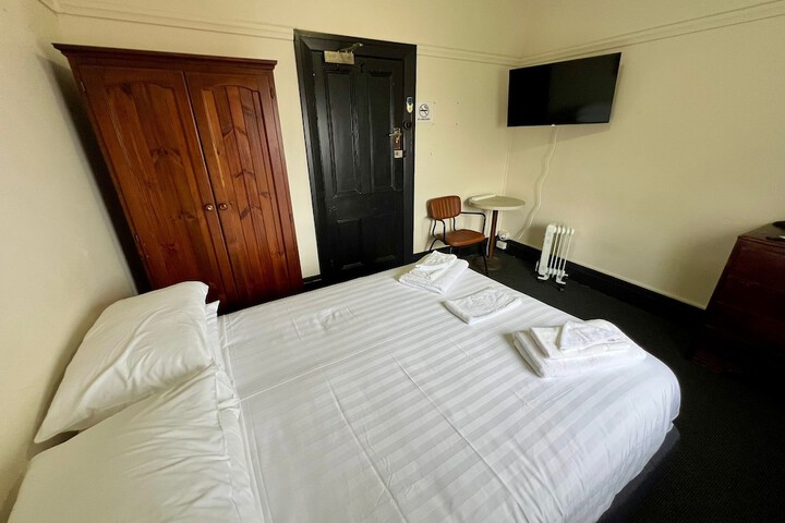 Room 12 of 18