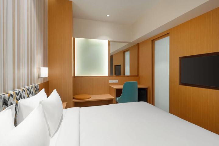 Room 10 of 33
