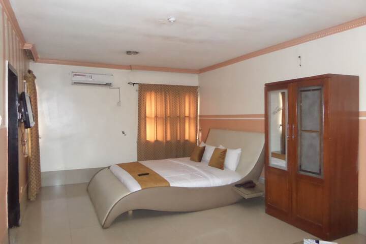 Room 10 of 16