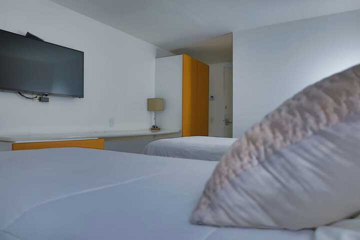 Room 13 of 40