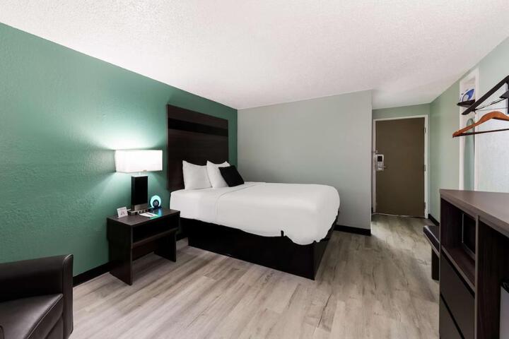 1 Queen Bed (6 of 15)