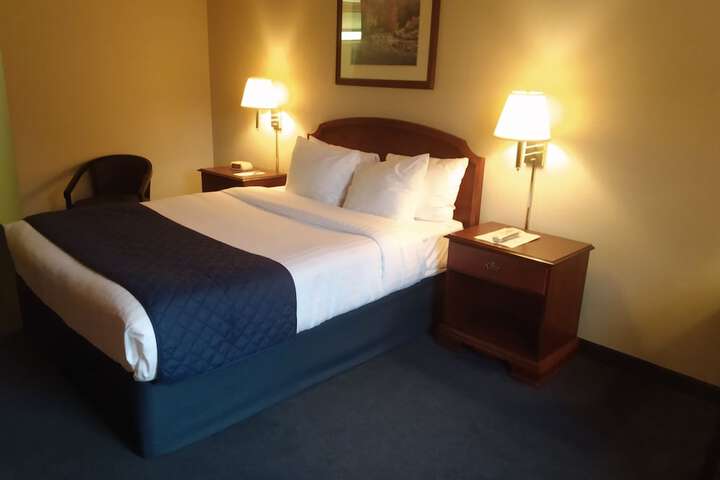 1 Queen Bed (5 of 6)