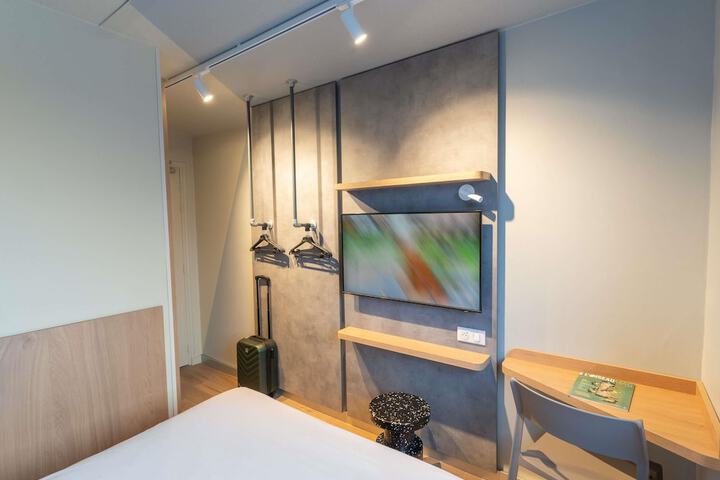 Room 9 of 47