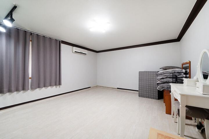 Room 2 of 100