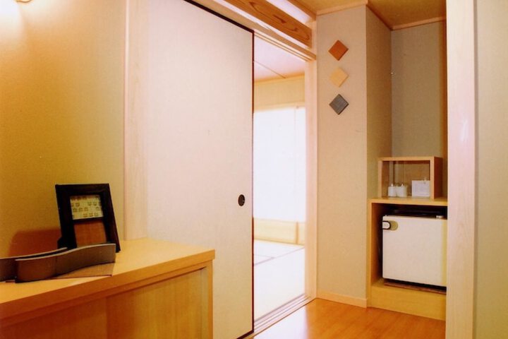 Room 6 of 27
