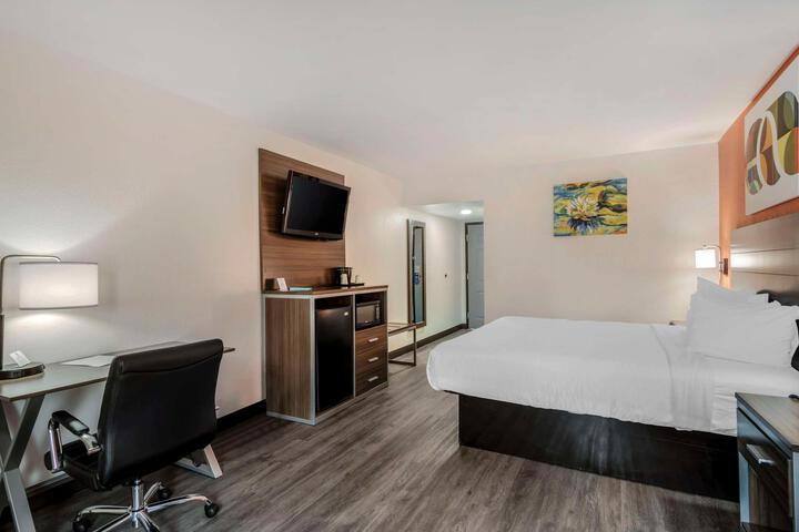 1 King Bed Microwave and Refrigerator WiFi Continental Breakfast (24 of 34)