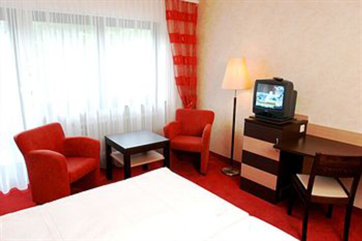 Room 6 of 19