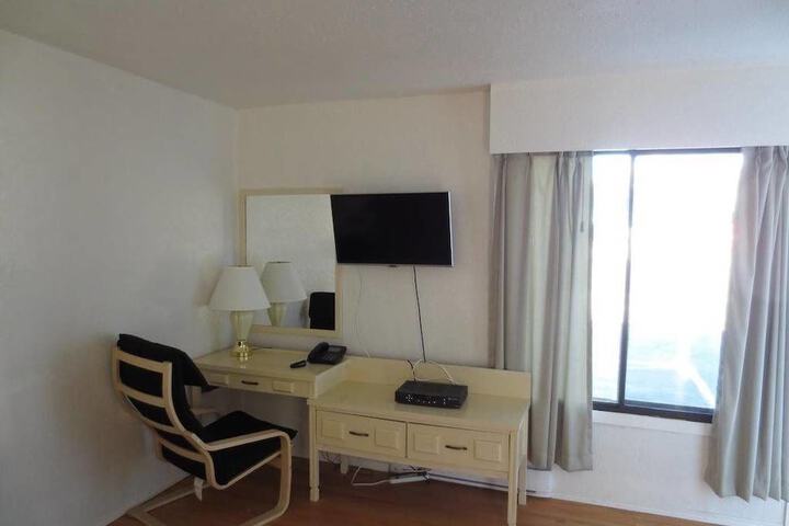 Room 5 of 8
