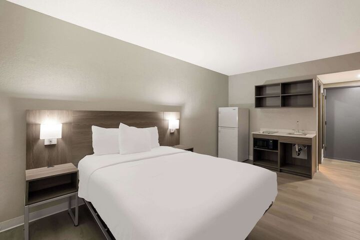 1 Queen Bed (4 of 5)