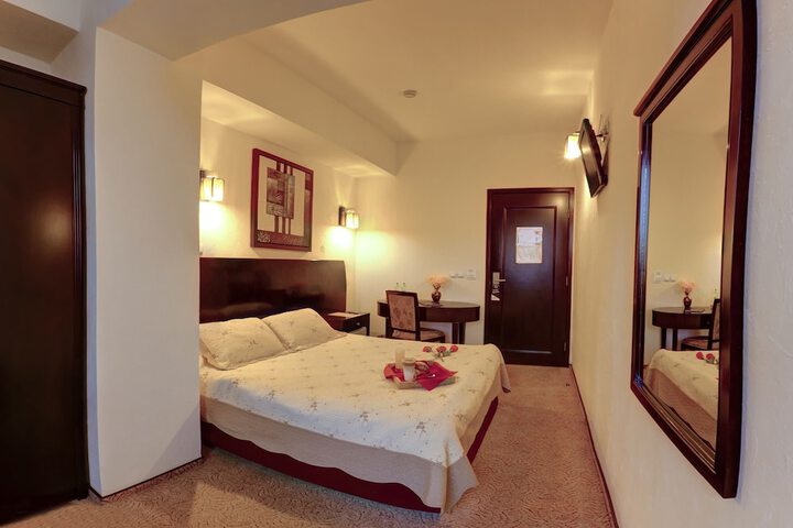 Room 6 of 28