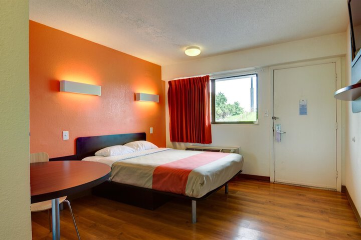 1 Queen Bed (4 of 6)