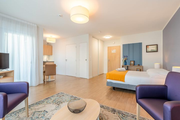 Room 6 of 28