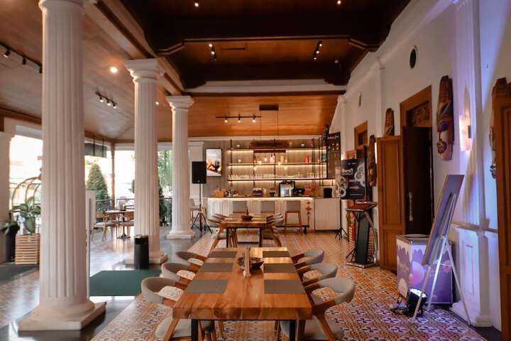 Lounge 23 of 41