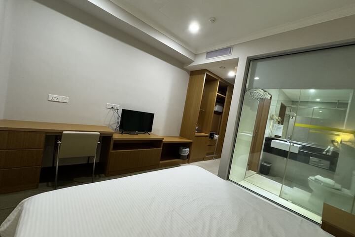 Room 17 of 44