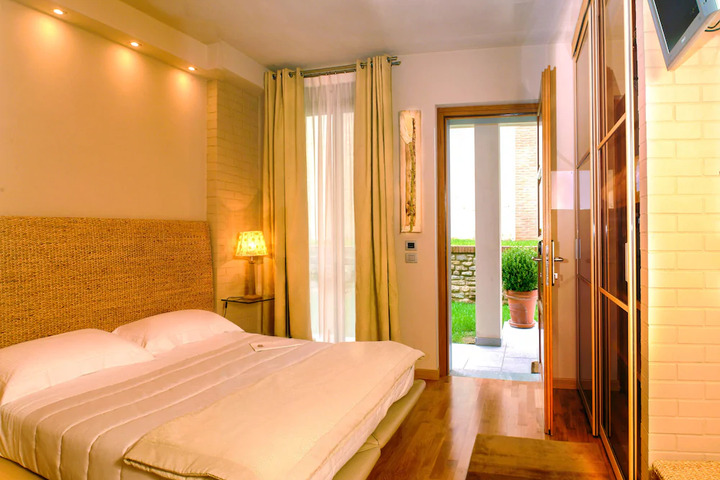 Room 2 of 7