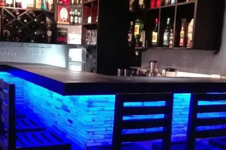 Lounge 10 of 12