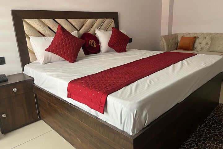 Room 4 of 8