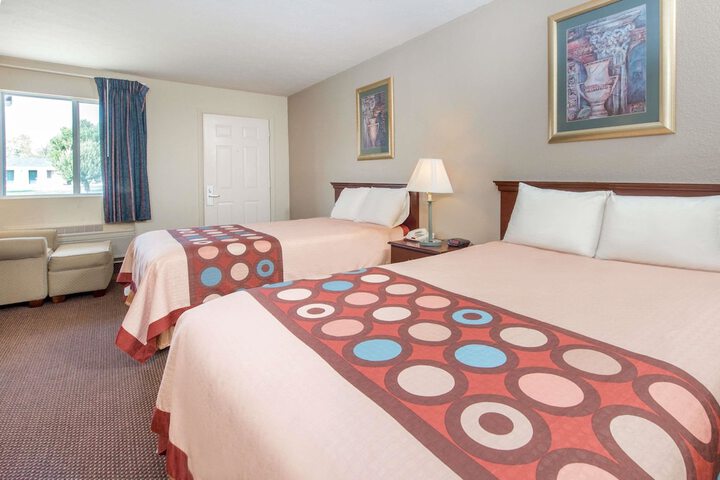 2 Double Beds (9 of 13)