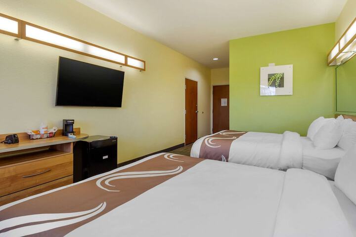 Queen Bed Accessible (12 of 34)