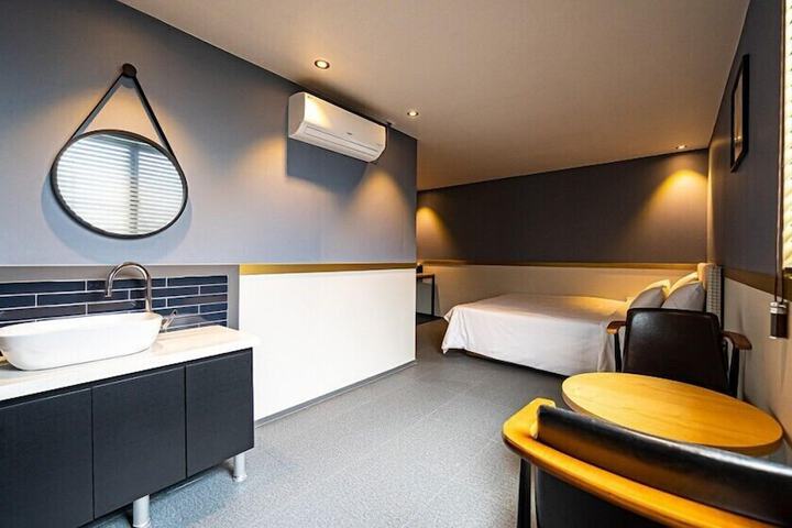 Room 9 of 65