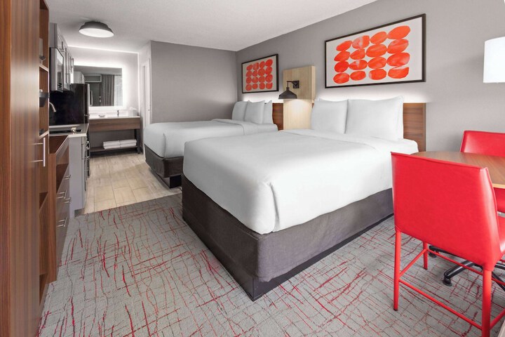 2 Queen Beds (1 of 13)
