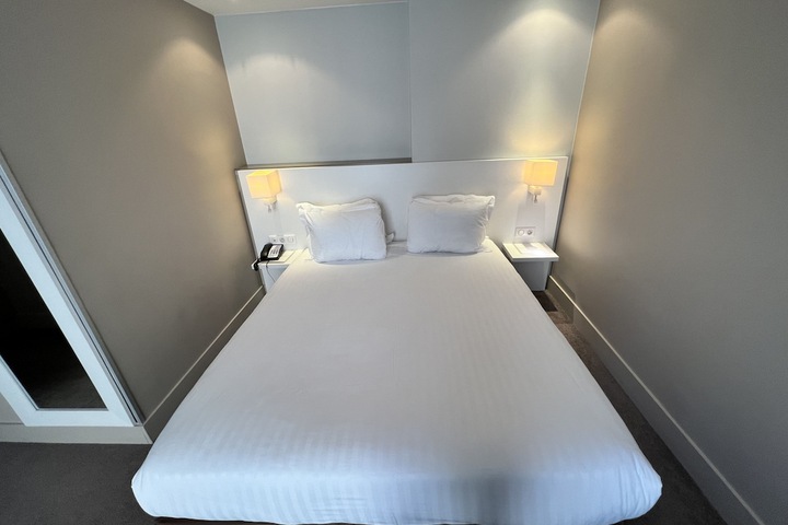 Room 27 of 92