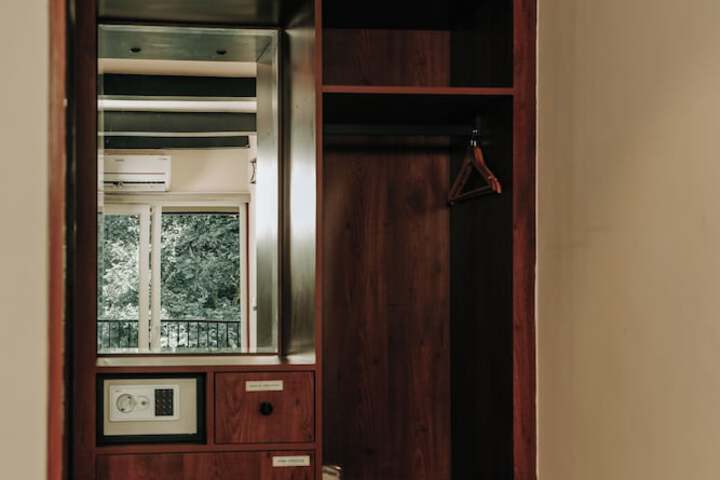 Room 2 of 28
