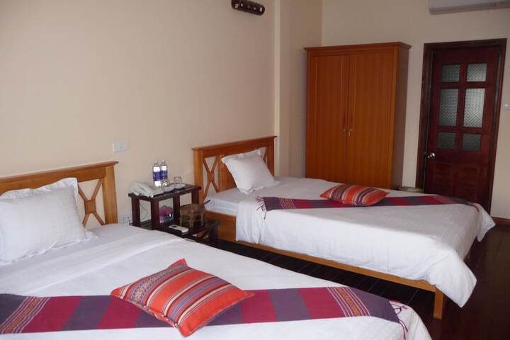 Room 10 of 33