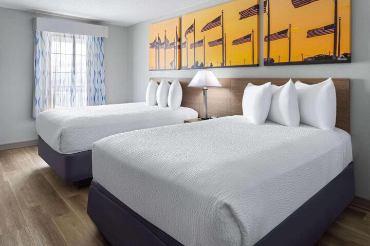 2 Double Beds (8 of 11)