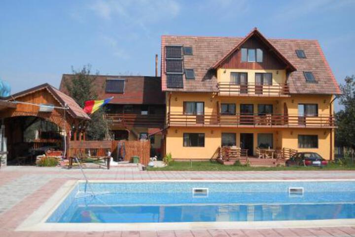 PENSIUNEA ROUA MUNTILOR