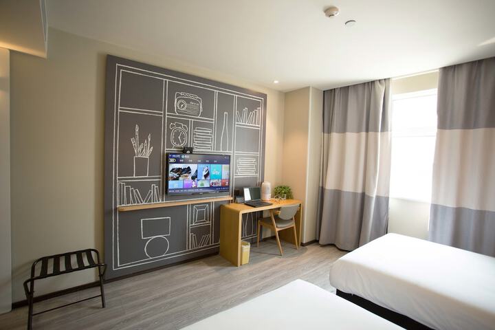 Room 9 of 30