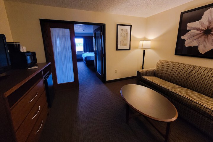 1 King Bed (3 of 13)