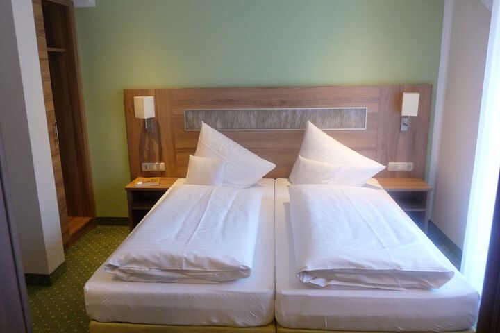 Room 2 of 27