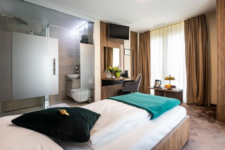 Room 3 of 32