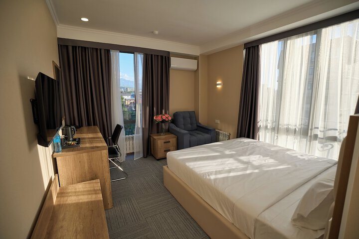 Room 10 of 28