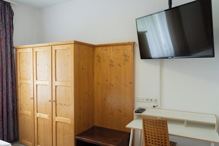 Room 10 of 20