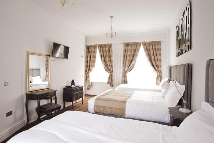 Room 9 of 12